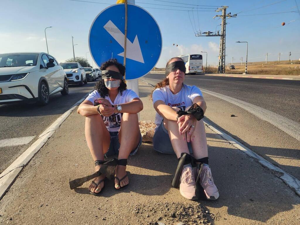 מיצג מחאה בצומת שער הנגב