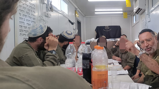 הרב בן ציון אלגאזי (שני מימין) בשיעור ללוחמים