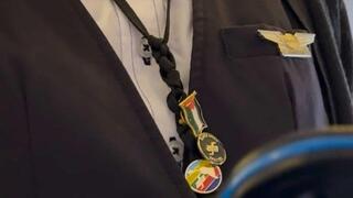 הסיכה על מדי הדיילת