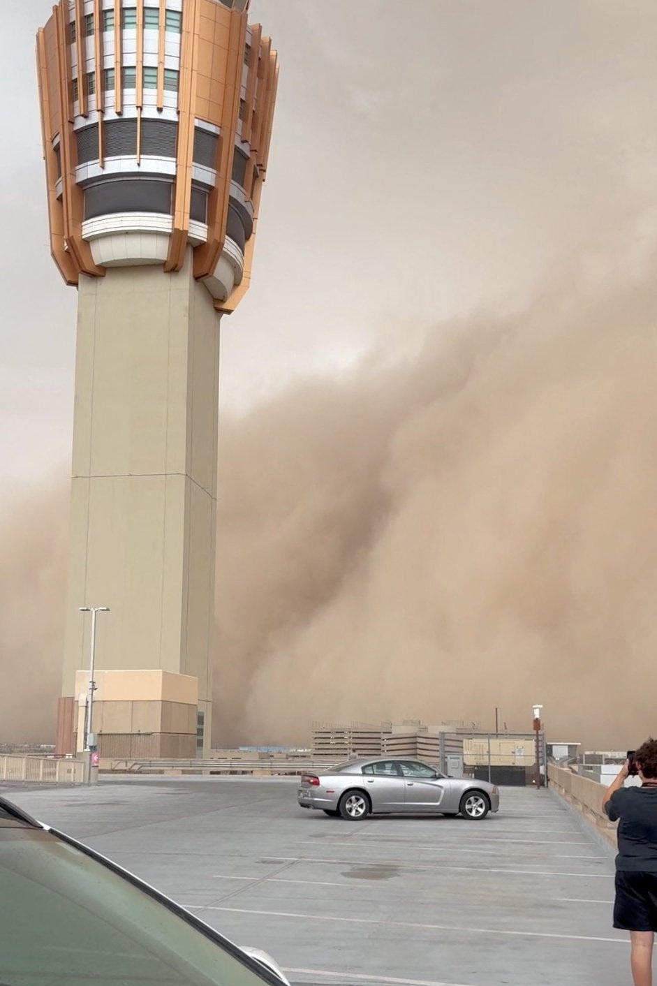Песчаная буря в аэропорту Скай-Харбор (Фото: Charlie Budd/via REUTERS) פיניקס סופת חול