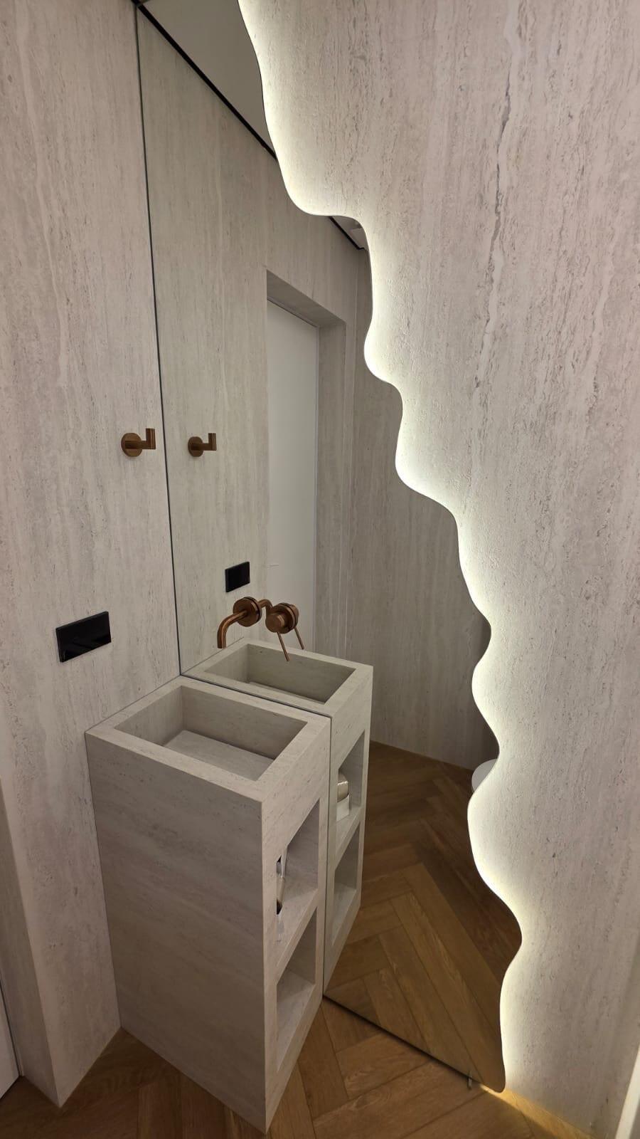 מראה א-מורפית של טום גלס עם קצה מסולסל ותאורת לד. עיצוב: מיטל יעקב 