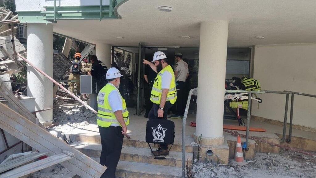 מתנדבי זק"א בזירת קריסת הפיגומים