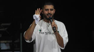 עדן חסון בחולצה עם הכיתוב "ואהבת לרעך כמוך"
