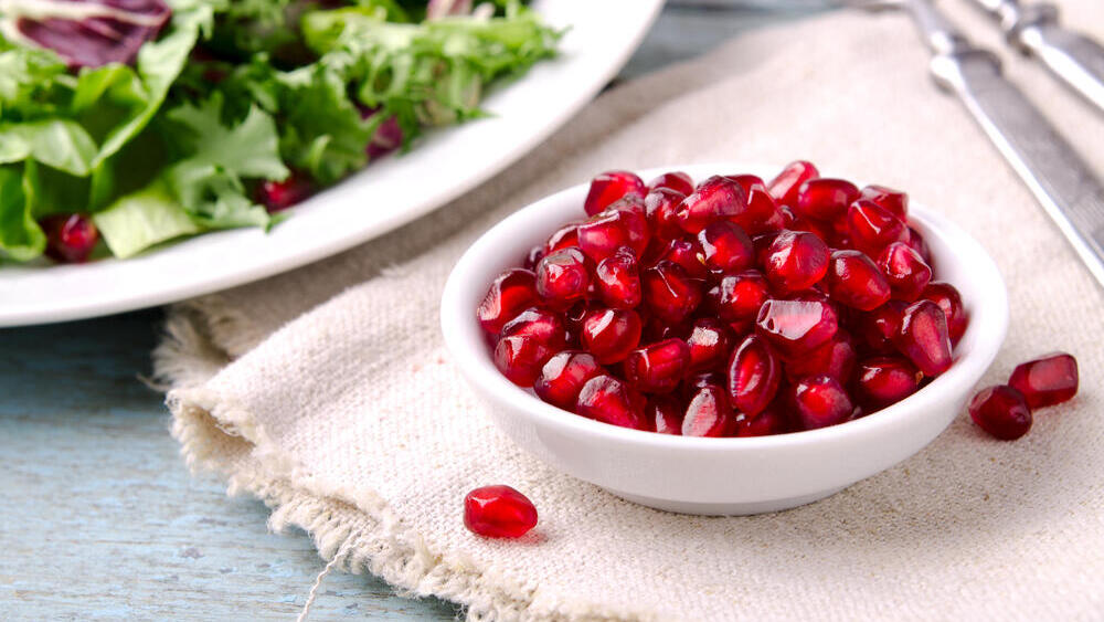Гранат - полезная и красивая добавка в салат 