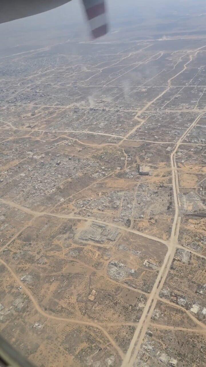 העיתונאי אמריקני אחמד פואד אל-חטיב, שחי שנים בעזה ומתנגד לחמאס, מתעד מתוך טיסה להצנחת סיוע הומניטרי ברצועה