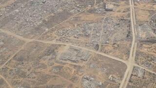 העיתונאי אמריקני אחמד פואד אל-חטיב, שחי שנים בעזה ומתנגד לחמאס, מתעד מתוך טיסה להצנחת סיוע הומניטרי ברצועה