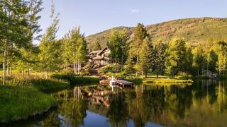 אגם מלאכותי עם דגים רבים