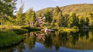 אגם מלאכותי עם דגים רבים