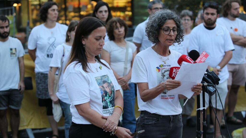 Родные заложников объявляют об ужесточении протестов (Фото: Алекс Коломойский) הצהרה של ויקי כהן וענת אנגרסט מחוץ למעון רה"מ בירושלים