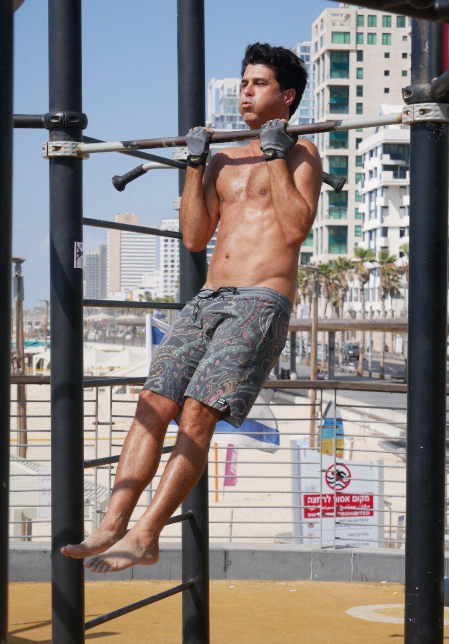 טל מוסרי פפראצי בלי חולצה 