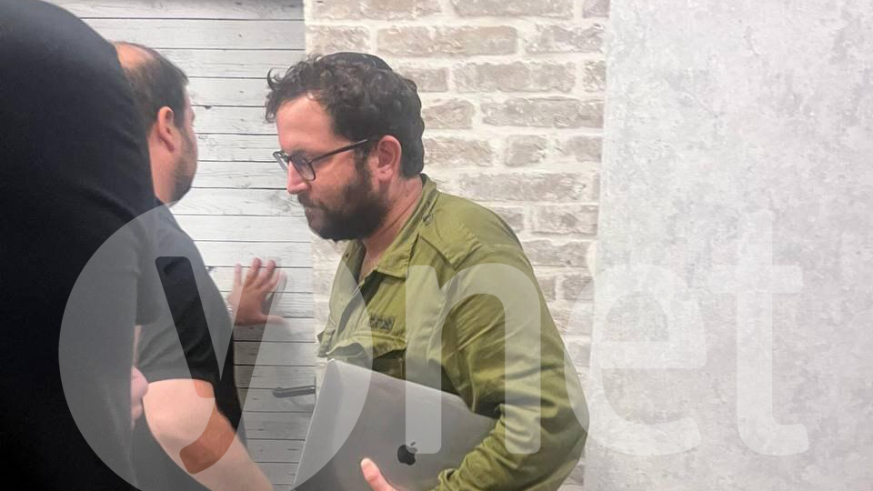 Йонатан Урих в военной форме на базе генштаба в Тель-Авиве יונתן אוריך במדי צה"ל בקריה בתל אביב, ימים ספורים לאחר ה7/10