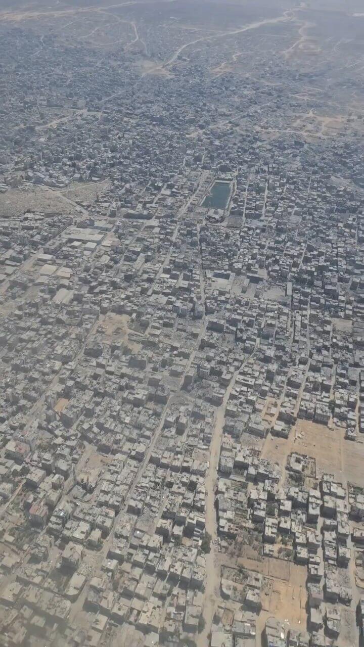 העיתונאי אמריקני אחמד פואד אל-חטיב, שחי שנים בעזה ומתנגד לחמאס, מתעד מתוך טיסה להצנחת סיוע הומניטרי ברצועה