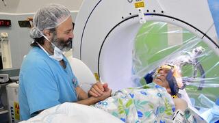 ניתוח השתלת אלקטרודות במוח תחת היפנוזה בוצע בעלי אבו-ריא בסיוע הפסיכולוג ד"ר אודי בונשטיין במרכז הרפואי לגליל בנהריה
