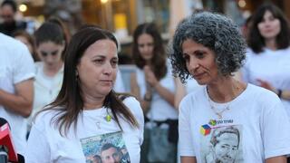 הצהרה של ויקי כהן וענת אנגרסט מחוץ למעון רה"מ בירושלים