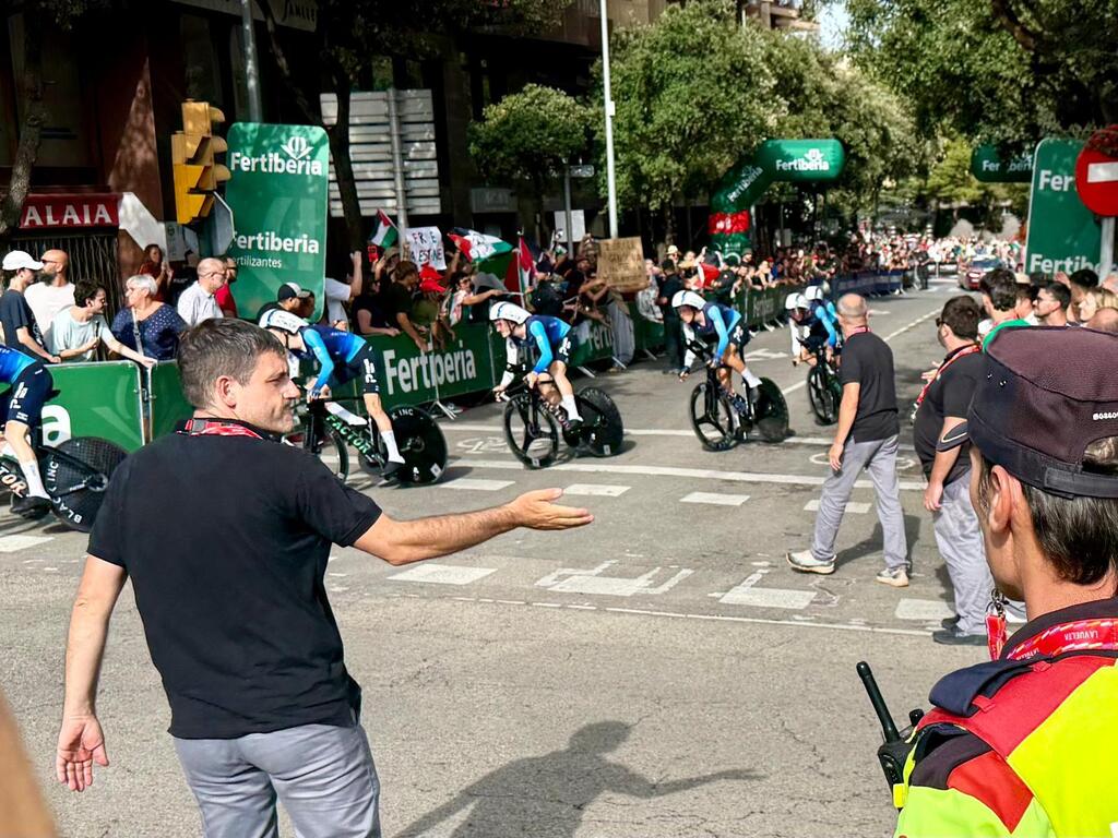 רוכבי ישראל פרמייר טק חולפים על פני מפגינים פרו פלסטינים