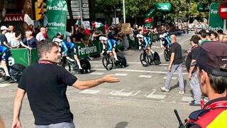 רוכבי ישראל פרמייר טק חולפים על פני מפגינים פרו פלסטינים