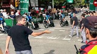 רוכבי ישראל פרמייר טק חולפים על פני מפגינים פרו פלסטינים