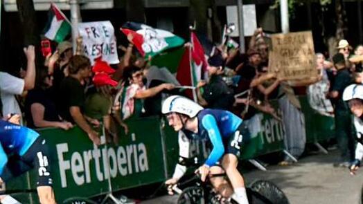 רוכבי ישראל פרמייר טק חולפים על פני מפגינים פרו פלסטינים