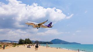 מטוס נוחת בחוף מָאִי-קָאו, פוקט