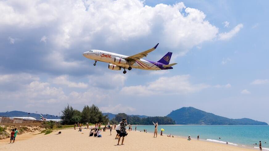 Mai Khao Beach, Phuket (Photo: PinkBlue Studio / Shutterstock) מטוס נוחת בחוף מָאִי-קָאו, פוקט