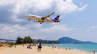 מטוס נוחת בחוף מָאִי-קָאו, פוקט