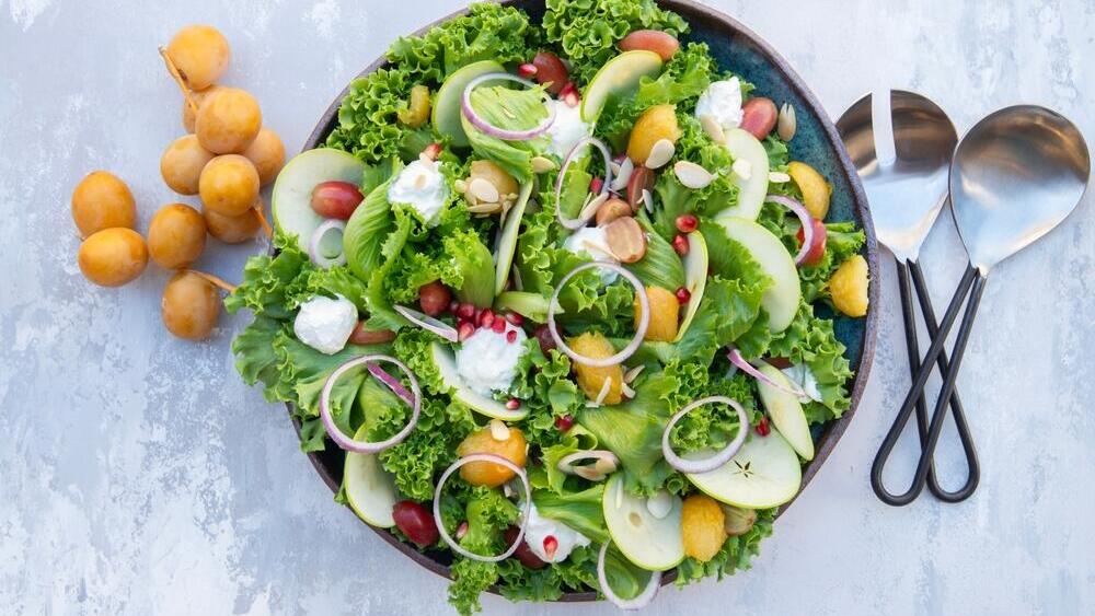 Салат с яблоками и свежими финиками 