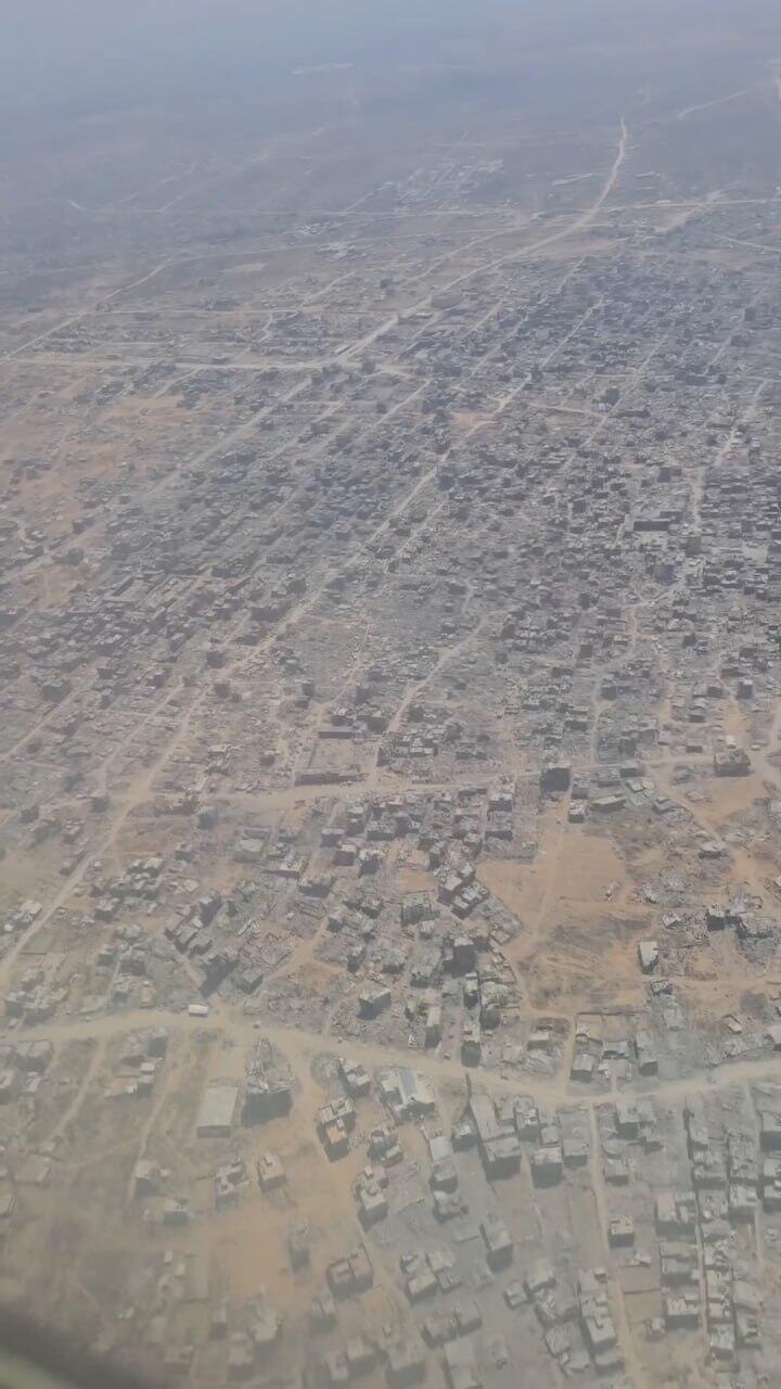 העיתונאי אמריקני אחמד פואד אל-חטיב, שחי שנים בעזה ומתנגד לחמאס, מתעד מתוך טיסה להצנחת סיוע הומניטרי ברצועה