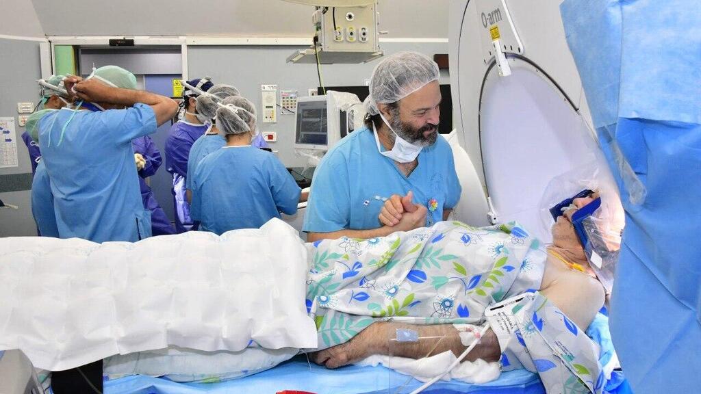 ניתוח השתלת אלקטרודות במוח תחת היפנוזה בוצע בעלי אבו-ריא בסיוע הפסיכולוג ד"ר אודי בונשטיין במרכז הרפואי לגליל בנהריה
