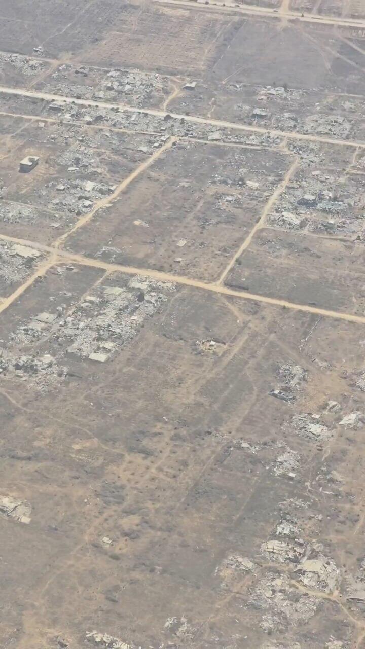 העיתונאי אמריקני אחמד פואד אל-חטיב, שחי שנים בעזה ומתנגד לחמאס, מתעד מתוך טיסה להצנחת סיוע הומניטרי ברצועה