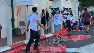 פעילי מחאה שפכו צבע אדום מול בית הרמטכ"ל
