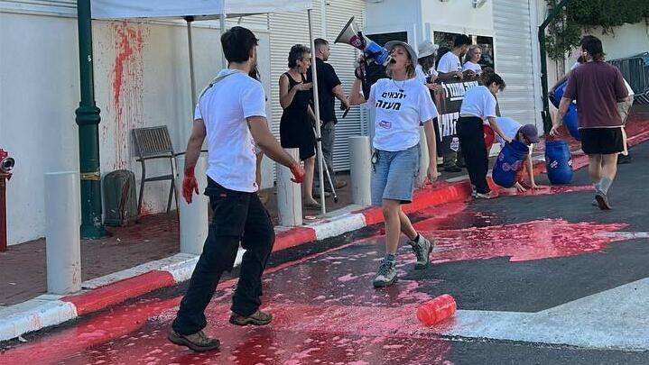 פעילי מחאה שפכו צבע אדום מול בית הרמטכ"ל