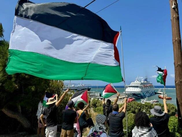 הפגנה נגד ישראלים מחוץ לנמל הרקליון בכריתים