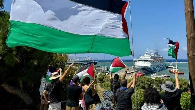 הפגנה נגד ישראלים מחוץ לנמל הרקליון בכריתים