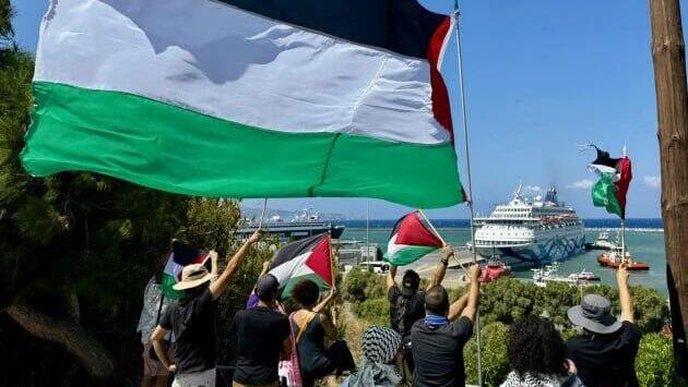 הפגנה נגד ישראלים מחוץ לנמל הרקליון בכריתים