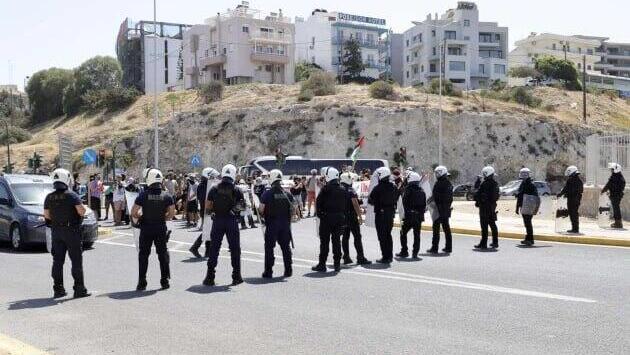 הפגנה נגד ישראלים מחוץ לנמל הרקליון בכריתים