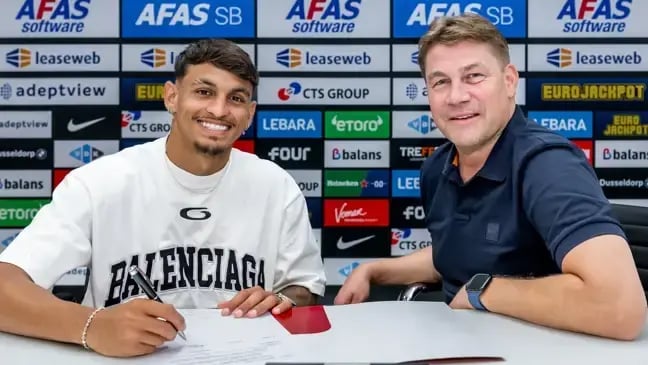 פטאצ'י חותם על החוזה באלקמאר