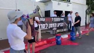 פעילי מחאה שפכו צבע אדום מול בית הרמטכ"ל