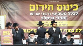 הברזל והקיטור הדהירו קדימה פרויקטים כבירים כמו רשת הרכבות הבריטית. טיפול ברכבות בתחנת בריסטול של רשת הרכבות המערבית הגדולה של בריטניה, 1843 | תחריט של האמן ג'ון קוק בורן. מקור: ויקיפדיה, נחלת הכלל 