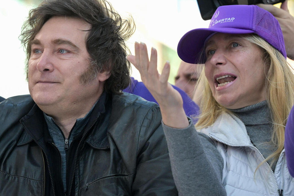 נשיא ארגנטינה חאבייר מיליי ואחותו קרינה מיליי באירוע ה בחירות ב בואנוס איירס שבו הותקפה שיירתו ב אבנים