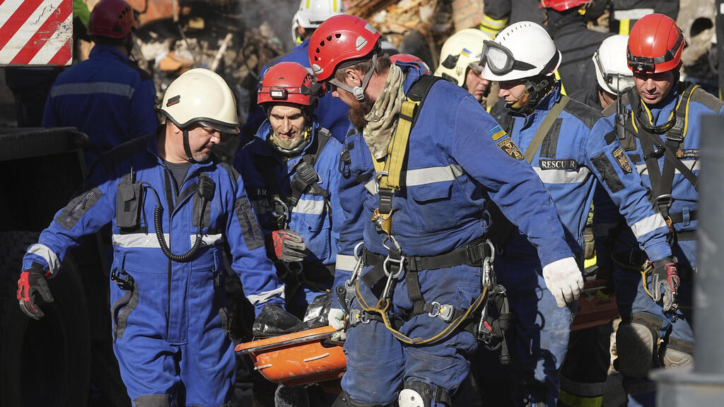 אוקראינה קייב מסוק כיבוי זירת פגיעה מתקפה רוסית