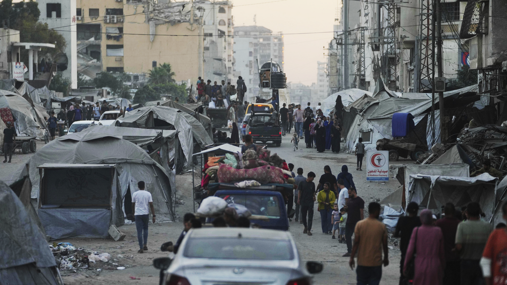 Gazans leave Gaza City ahead of the IDF operation (Photo: AP/Jehad Alshrafi) עקורים עזתים בורחים מצפון הרצועה