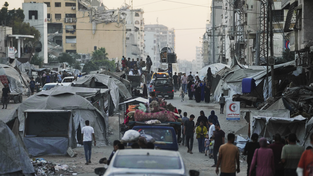Эвакуация палестинцев на юг сектора (Фото: AP/Jehad Alshrafi) עקורים עזתים בורחים מצפון הרצועה