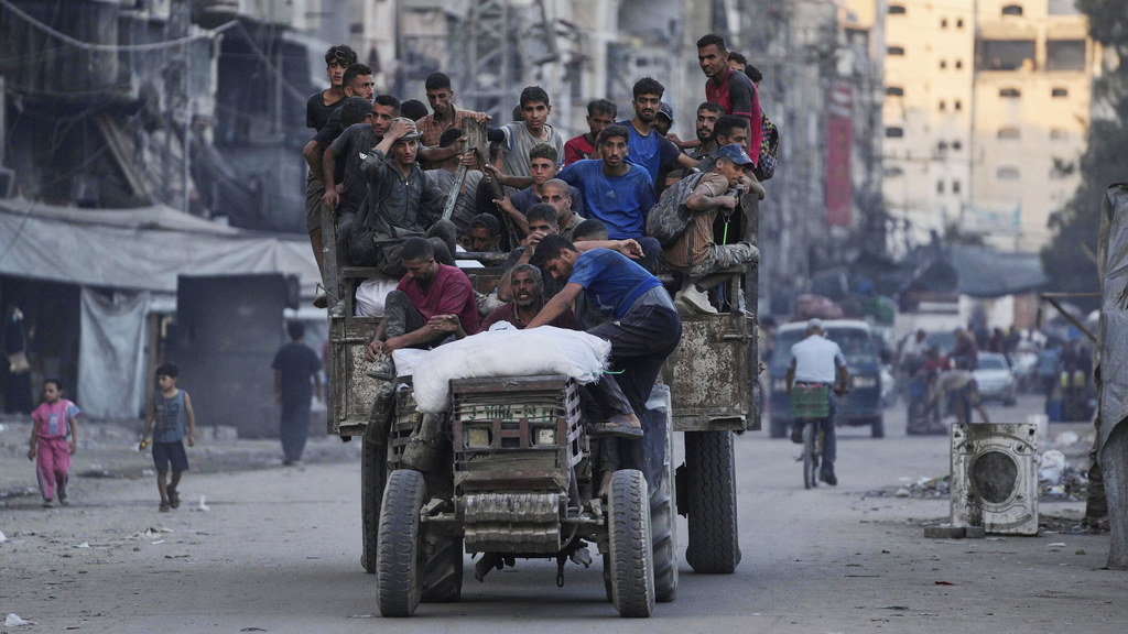 Photo: AP/Jehad Alshrafi עקורים עזתים בורחים מצפון הרצועה
