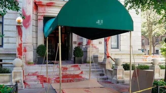 צבע בכניסה לביתו של עורך "ניו יורק טיימס", ג'וזף קאהן 