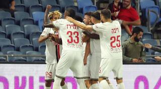 שחקני הפועל חיפה חוגגים