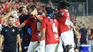 שחקני הפועל תל אביב בטירוף עם אנדריאן קרייב