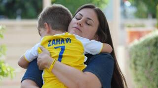 מיכל לובנוב ובנה טום שמתחיל גן בפעם הראשונה