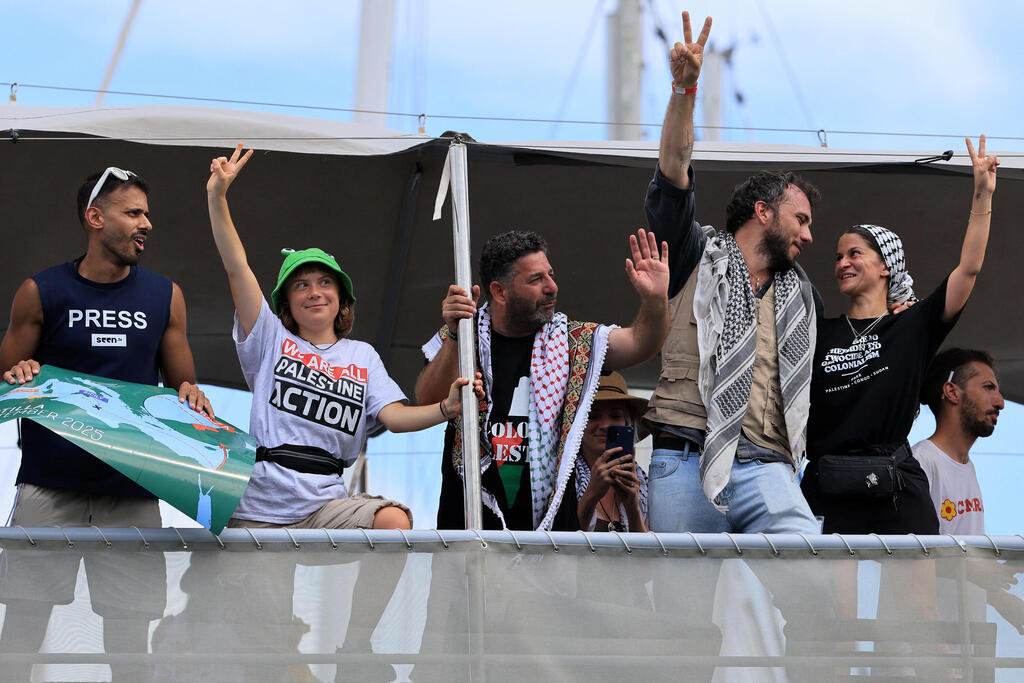 Photo: REUTERS/Nacho Doce ספרד נמל ברצלונה משט סומוד צומוד גרטה טונברג מפליג