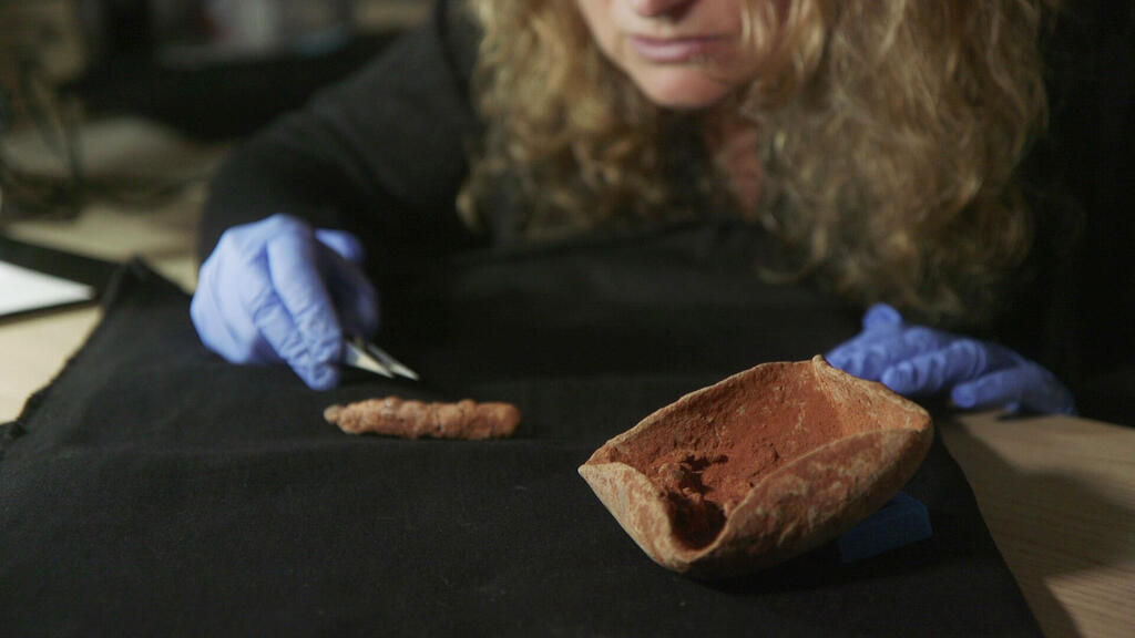 הפתילה שהתגלתה בשלמותה ליד הנר