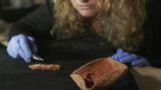 הפתילה שהתגלתה בשלמותה ליד הנר